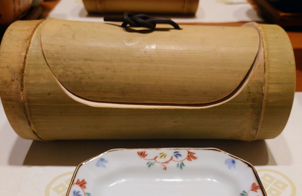 奈良屋の夕食に出された大きな竹の器。